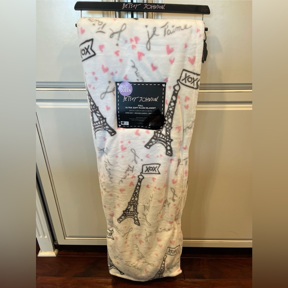 Betsey Johnson Full/Queen Paris Blanket/Throw